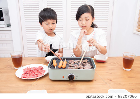 Child eating yakiniku at home 68207060