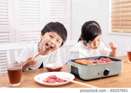 Child eating yakiniku at home 68207061