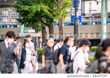 日本的東京城市景觀,在東京車站前,戴著面具(右邊的紅磚車站大樓)= 8月5日 日本的東京城市景觀,在東京車站前,戴著面具(右邊的紅磚車站大樓)= 8月5日 68207507