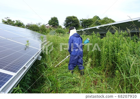 Men mowing grass Senior Silver Men mowing grass Senior Silver 68207910