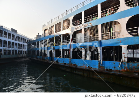 A long-distance ship, which has been suspended in Dhaka Shodorgat, the capital of Bangladesh, with a retro hull and guest rooms A long-distance ship, which has been suspended in Dhaka Shodorgat, the capital of Bangladesh, with a retro hull and guest rooms 68208472