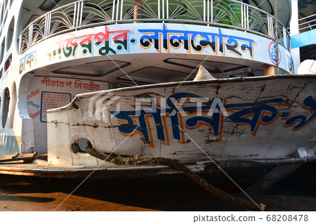 一艘長途船，懸掛在孟加拉國首都達卡·肖多加特，帶有復古船體和客房 68208478