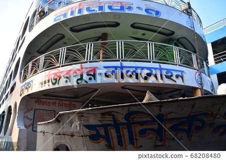 一艘長途船，懸掛在孟加拉國首都達卡·肖多加特，帶有復古船體和客房 68208480