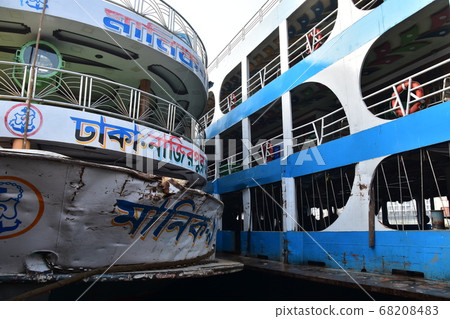 A long-distance ship, which has been suspended in Dhaka Shodorgat, the capital of Bangladesh, with a retro hull and guest rooms 68208483