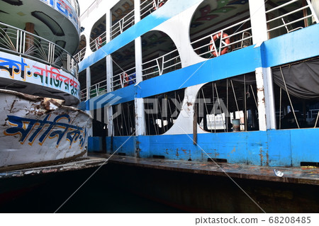 A long-distance ship, which has been suspended in Dhaka Shodorgat, the capital of Bangladesh, with a retro hull and guest rooms 68208485