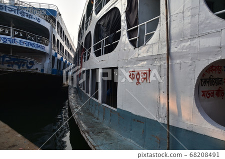 一艘長途船，懸掛在孟加拉國首都達卡·肖多加特，帶有復古船體和客房 68208491