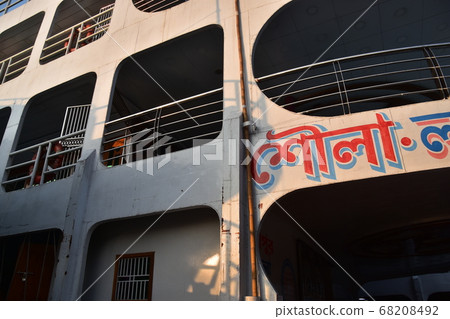 一艘長途船，懸掛在孟加拉國首都達卡·肖多加特，帶有復古船體和客房 68208492