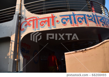 A long-distance ship, which has been suspended in Dhaka Shodorgat, the capital of Bangladesh, with a retro hull and guest rooms 68208493