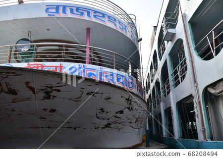 一艘長途船，懸掛在孟加拉國首都達卡·肖多加特，帶有復古船體和客房 68208494