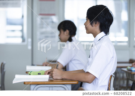 Junior high school class scene 68208522