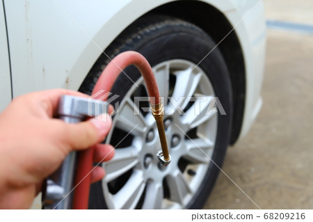正在檢查汽車輪胎的充氣壓力空氣壓縮機，輪胎，氣壓，檢查，壓力表，氣門，泵 68209216