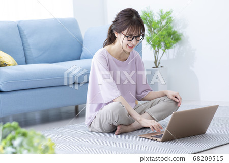 躺著看著電腦的女人 68209515