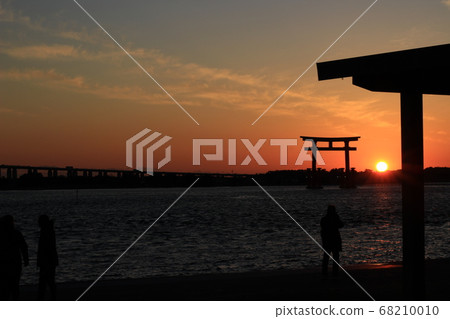 Torii and the sunset by the lake 68210010