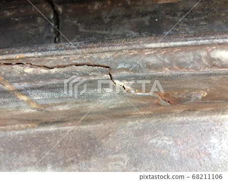 Cracking of steel 68211106