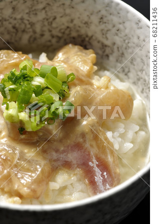 芝麻味o醬醃製的紅鯛魚奧卡祖克（黑色背景） 68211436