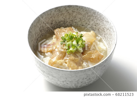 芝麻味o醬醃製的紅鯛魚茶湯（白色背景） 68211523