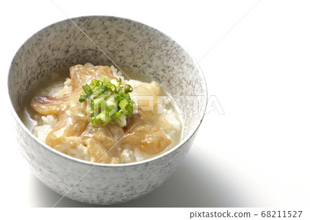 芝麻味o醬醃製的紅鯛魚茶湯(白色背景) 芝麻味o醬醃製的紅鯛魚茶湯(白色背景) 68211527