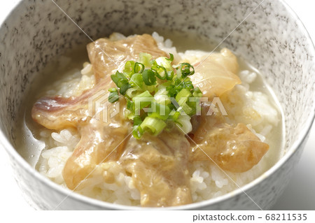 芝麻味o醬醃製的紅鯛魚茶湯(白色背景) 芝麻味o醬醃製的紅鯛魚茶湯(白色背景) 68211535