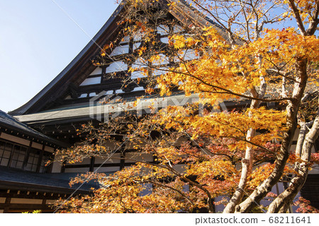 Erinji Temple in autumn with beautiful autumn leaves Erinji Temple in autumn with beautiful autumn leaves 68211641