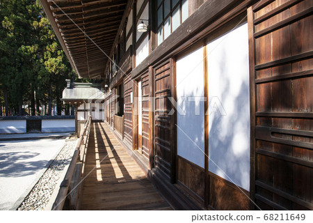 秋天的美麗森林艾琳寺葉 68211649