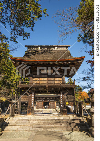 秋天的美麗森林艾琳寺葉 68211651