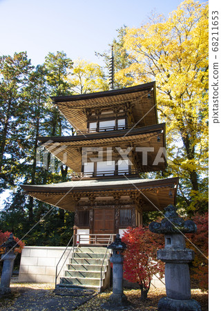 Erinji Temple in autumn with beautiful autumn leaves 68211653