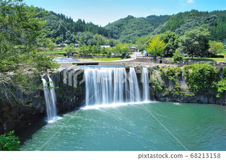 大分縣的旅遊勝地原宿瀑佈在東方被稱為尼亞加拉。 大分縣的旅遊勝地原宿瀑佈在東方被稱為尼亞加拉。 68213158