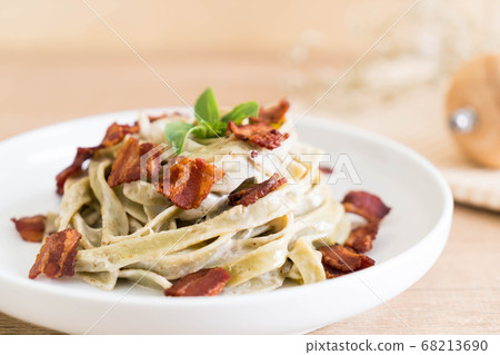 spinach fettuccine with cream cheese white sauce spinach fettuccine with cream cheese white sauce 68213690