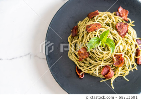 Spaghetti with basil pesto and bacon 68213691