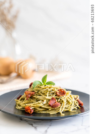 Spaghetti with basil pesto and bacon 68213693
