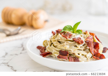 spinach fettuccine with cream cheese white sauce spinach fettuccine with cream cheese white sauce 68213694