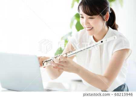 在線上長笛課的年輕女子 68213946
