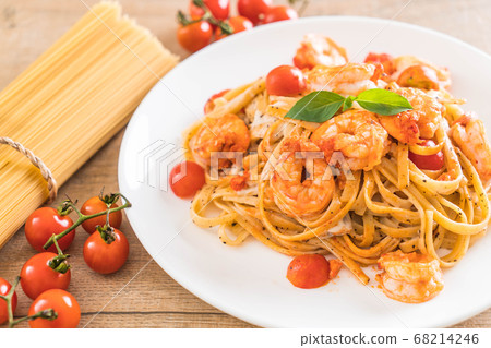 spaghetti with shrimps, tomatoes, basil and cheese 68214246
