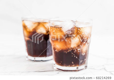 glass of cola with ice 68214269