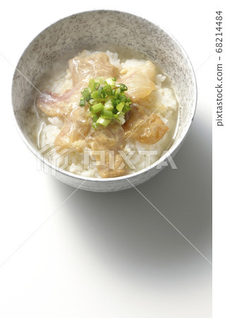 芝麻味o醬紅鯛魚熱Ochazuke（白色背景，鳥瞰圖） 68214484