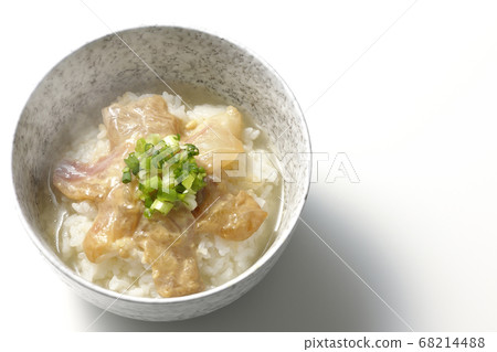 芝麻味o醬紅鯛魚熱Ochazuke(白色背景,鳥瞰圖) 芝麻味o醬紅鯛魚熱Ochazuke(白色背景,鳥瞰圖) 68214488