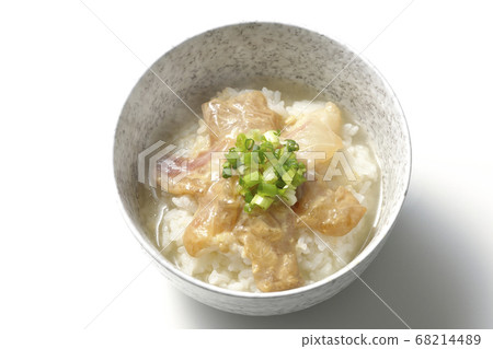 芝麻味o醬紅鯛魚熱Ochazuke(白色背景,鳥瞰圖) 芝麻味o醬紅鯛魚熱Ochazuke(白色背景,鳥瞰圖) 68214489