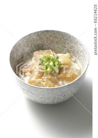 芝麻味o醬醃製的紅鯛魚熱茶湯（白色背景） 68214628