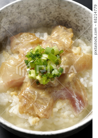 芝麻味o醬紅鯛魚熱Ochazuke(黑色背景,鳥瞰圖) 芝麻味o醬紅鯛魚熱Ochazuke(黑色背景,鳥瞰圖) 68214779