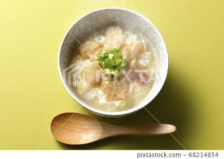 Hot ozazuke with red sea bream marinated in sesame miso sauce and wooden spoon (overview) 68214854