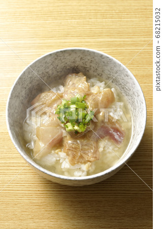 Hot Ochazuke with red sea bream marinated in sesame miso sauce (overview) 68215032