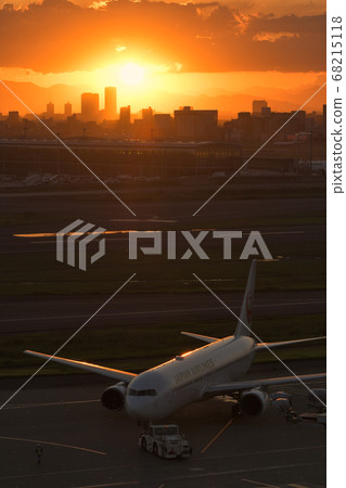 Evening Flight @ Haneda Airport Evening Flight @ Haneda Airport 68215118