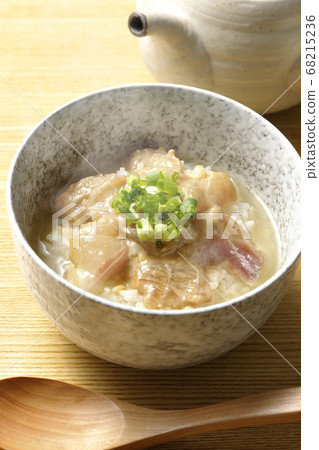 芝麻味o醬,木勺和茶壺醃製的紅鯛魚 芝麻味o醬,木勺和茶壺醃製的紅鯛魚 68215236