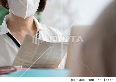 通過亞克力分割,蒙面婦女,感染控制,社會距離 通過亞克力分割,蒙面婦女,感染控制,社會距離 68215332