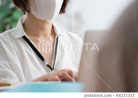 通過亞克力分割,蒙面婦女,感染控制,社會距離 通過亞克力分割,蒙面婦女,感染控制,社會距離 68215333