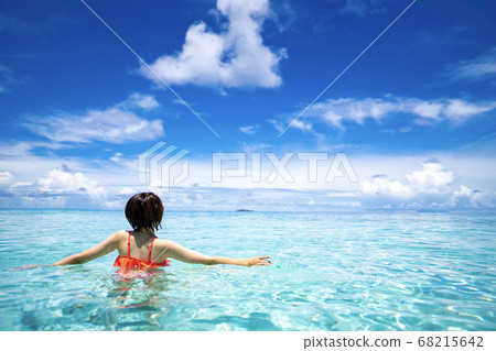 Woman swimming in the sea Beautiful horizon Woman swimming in the sea Beautiful horizon 68215642