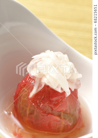 Marinated sliced onion with a whole tomato Marinated sliced onion with a whole tomato 68215651