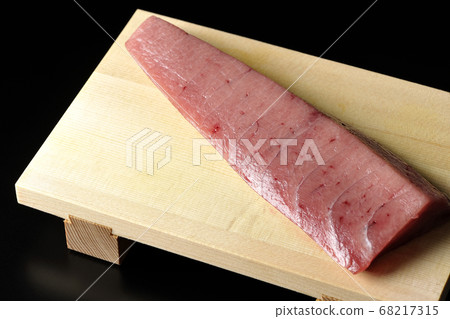 Shot of a Nakatoro fence placed on a sushi stand against a black background 68217315