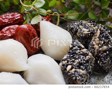 Korean traditional food Songpyeon, Gangjeong and Jujube Korean traditional food Songpyeon, Gangjeong and Jujube 68217654