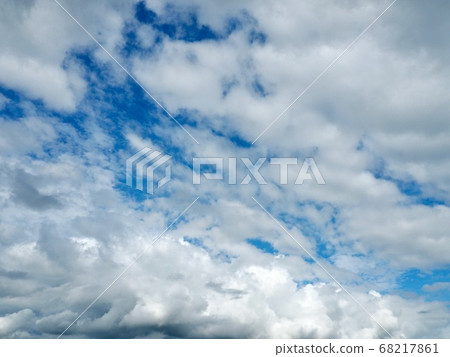 Blue sky and white clouds 68217861